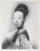 Carte Photo Au Format : 105 X 135mm - CHEZ JOSEPHINE BAKER Club Des Champs-Elysées - BE - Künstler