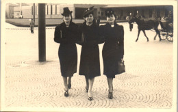 CP Carte Photo D'époque Photographie Vintage Jolie Jeune Femme Trio Mode Marche - Non Classés