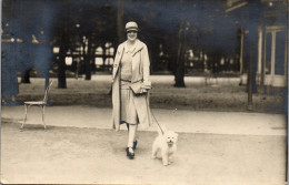 CP Carte Photo D'époque Photographie Vintage Femme Mode Chien Jeune Jolie  - Unclassified