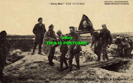 R615762 Wounded Tommy To Photographer. Im Not A German. Daily Mail War Pictures. - World