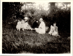 Photographie Photo Vintage Snapshot Amateur Groupe Femmes Chien Herbe Mode - Anonymous Persons