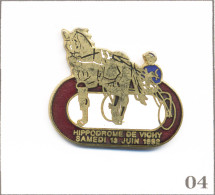 Pin’s Jeu - PMU / Hippodrome De Vichy (03) - Juin 1992. Estampillé Double Six. EGF. T1016-04 - Jeux