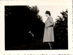 Photographie Photo Vintage Snapshot Amateur Femme Chapeau Profil étrange - Anonymous Persons