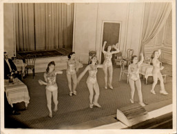 Photographie Photo Vintage Snapshot Amateur Spectacle Music-hall Danse Cabaret - Andere & Zonder Classificatie