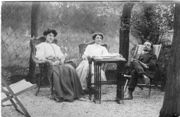 Carte Photo De Deux Femmes élégante Avec Un Homme Se Reposant Dans Leurs Jardin En 1908 - Personas Anónimos