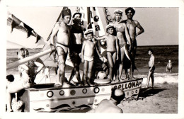 ROMANIA / EFORIE NORD : BAIGNEURS Sur PLAGE / BATHING On BLACK SEA BEACH - VRAIE PHOTO / REAL PHOTO - 1975 (an733) - Personnes Anonymes