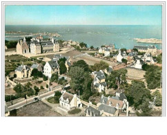 22.TREGASTEL PLAGES.RUE DU GENERAL DE GAULLE ET CASTEL STE ANNE.EN AVION AU DESSUS DE.CPSM. - Trégastel