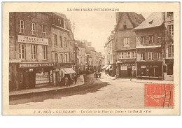 22.GUINCAMP.n°111.UN COIN DE LA PLACE DU CENTRE.LA RUE ST YVES.PHARMACIE MODERNE.CAFE BREBAN - Guingamp