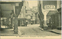 22.DINAN.LES PORCHES.RUE DE L'APPORT.CHAPELIER DAVY.HORLOGERIE RIALLAND COUSIN.CHAPELERIE - Dinan