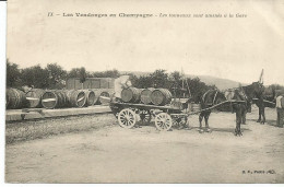 LES VENDANGES EN CHAMPAGNE. Les Tonneaux Sont Amenés à La Gare - Andere & Zonder Classificatie