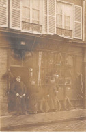 27 - N°80678 - PONT DE L'ARCHE - Hommes Et Femme Devant Une Bourrellerie Sellerie Amand - Carte Photo - Pont-de-l'Arche