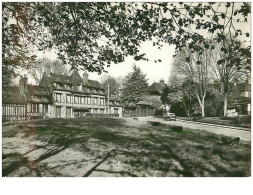 27.LYONS LA FORET.n°13952.VILLAS NORMANDES DANS LA VERDURE.CPSM - Lyons-la-Forêt