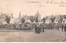 28 - CHATEAUDUN - SAN42197 - Le Marché - Pli - Chateaudun