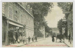 27.VERNON.RUE D'ALBUFERA ET PERSPECTIVE SUR LES COLLINES DE VERNONNE.TABAC AU BON PECHEUR.PHARMACIE - Vernon