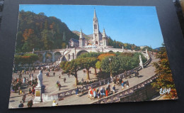 Lourdes - La Basilique Et L'Esplanade - Edition A. Doucet, Lourdes - Lourdes