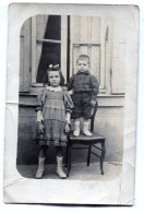 Carte Photo D'une Jeune Fille élégante Avec Un Petit Garcon élégant Devant Leurs Maison Vers 1915 - Anonieme Personen