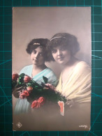 CARTE POSTALE, ART, Peinture Artistique. Filles Posant Avec Un Bouquet De Fleurs. Belle Variété De Couleurs Pastel. - Groupes D'enfants & Familles