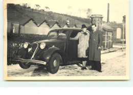 Carte-Photo Couple Près D'une Voiture - Voitures De Tourisme