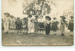 Carte-Photo D'enfants Déguisés - Grupo De Niños Y Familias