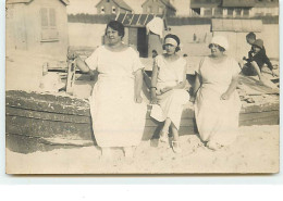 Carte-Photo BERK-Plage - Femmes Assises Sur Une Barque Sur La Plage - Berck