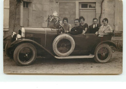 Carte-Photo D'Hommes Et Femmes Dans Une Voiture - Voitures De Tourisme