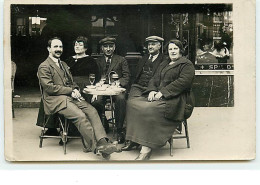 Carte-Photo PARIS - Café Parisien - Hommes Et Femmes En Terrasse - Cafés, Hoteles, Restaurantes