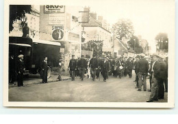 Carte-Photo - SAINT-GERAND-LE-PUY - Défilé Dans La Rue Avec Une Fanfare - Autres & Non Classés