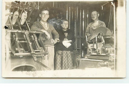 Carte-Photo - Sabotier - Femme Et Deux Hommes Près De Machine Fabriquant Des Sabots - Ambachten