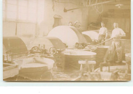 Carte-Photo - Hommes Travaillant Dans Un Atelier - A Identificar