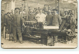 Carte-Photo - Photo D'hommes Autour D'une Machine - Fabrication D'Obus ? - Industrie