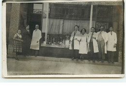 Carte-Photo - Personnel Devant Un Salon De Coiffure - Tiendas