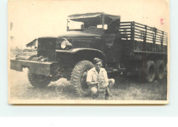 Carte-Photo - Militaire Et Chien Devant Un Camion Militaire - Material