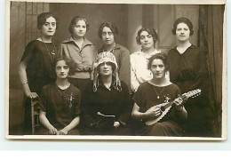 Carte-Photo - Jeunes Femmes Dont Une Portant Un Bonnet De Sainte-Catherine - Mandoline - St. Catherine