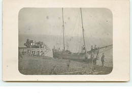 Carte-Photo - Hommes Près D'un Voilier Probablement En Afrique Du Nord - Sailing Vessels