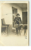 Carte-Photo - Homme Sciant Du Bois - Kunsthandwerk