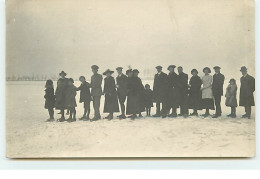 Carte-Photo - Groupe Sur Un Lac Gelé, Tous Portant Des Patins à Glace - A Identifier