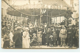 Carte-Photo - Groupe Devant Un Manège Type Carrousel - Autres & Non Classés