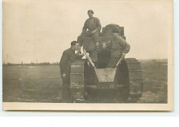 Carte-Photo - Hommes Dans Un Char Renault - Matériel