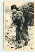 Carte-Photo - Femme Portant Des Plantes Dans Le Dos - A Identificar