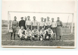 Carte-Photo - Equipe De Foot Constituée De Militaires - Soccer