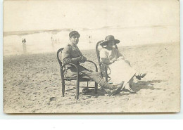 Carte-Photo - Couple Assis Dans Des Fauteuils Sur Une Plage, L'homme En Tenue De Militaire - Da Identificare