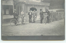 Carte-Photo - A Localiser - Groupe D'homme Discutant, Certains Sont En Vélos - Da Identificare