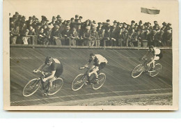 Carte Photo - Course De Vélo Dans Un Vélodrome - Cycling