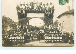 Carte Photo - Groupe De Personnes Autour Et Sur Un Arc De Triomphe - Honneur Au Président Poincaré - Te Identificeren