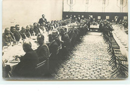 Carte Photo à Identifier - Hommes à Table Lors D'une Réception - A Identificar