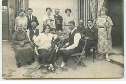 Carte Photo à Localiser - Une Famille Attablée - A Identifier