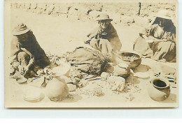 RPPC - Boliviens Assis Par Terre Préparant à Manger - Bolivie