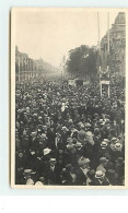 Carte-Photo D'une Foule Dans Une Rue De Paris - Otros & Sin Clasificación