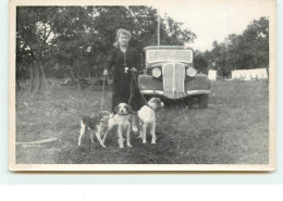 Carte-Photo D'une Femme Tenant Des Chiens En Laisse Devant Une Voiture - Toerisme