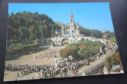 Lourdes - Les Malades Assistant Au Chemin De Croix - Ed. A. Doucet, Lourdes - Lourdes